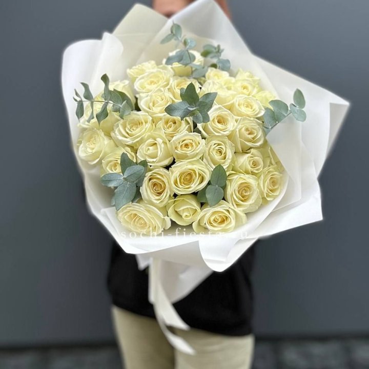 31 белая роза с эвкалиптом в Новочеркасске