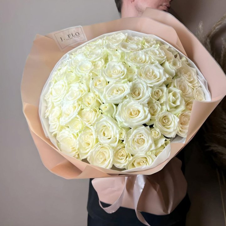 51 белая  роза в оформлении в Новочеркасске