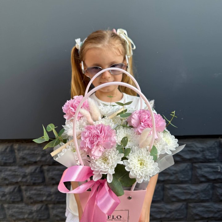 Сумочка из стойких хризантем и диантуса в Новочеркасске