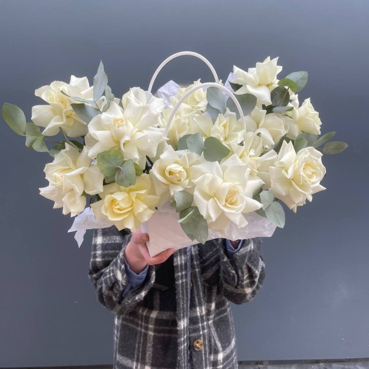 15 белых роз в сумочке в Новочеркасске