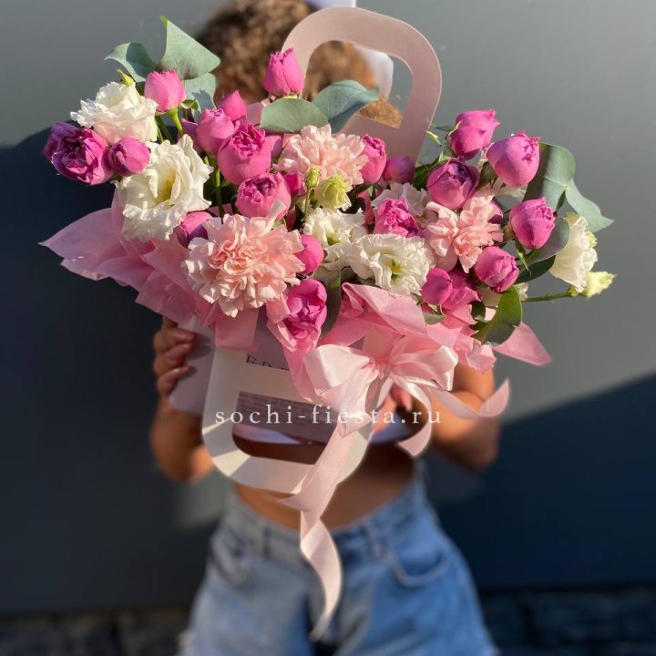 Сумочка с кустовой розой и диантусами в Новочеркасске