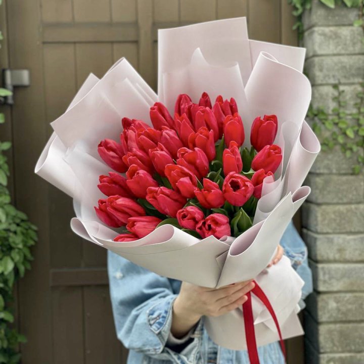 35 красных тюльпанов в Новочеркасске